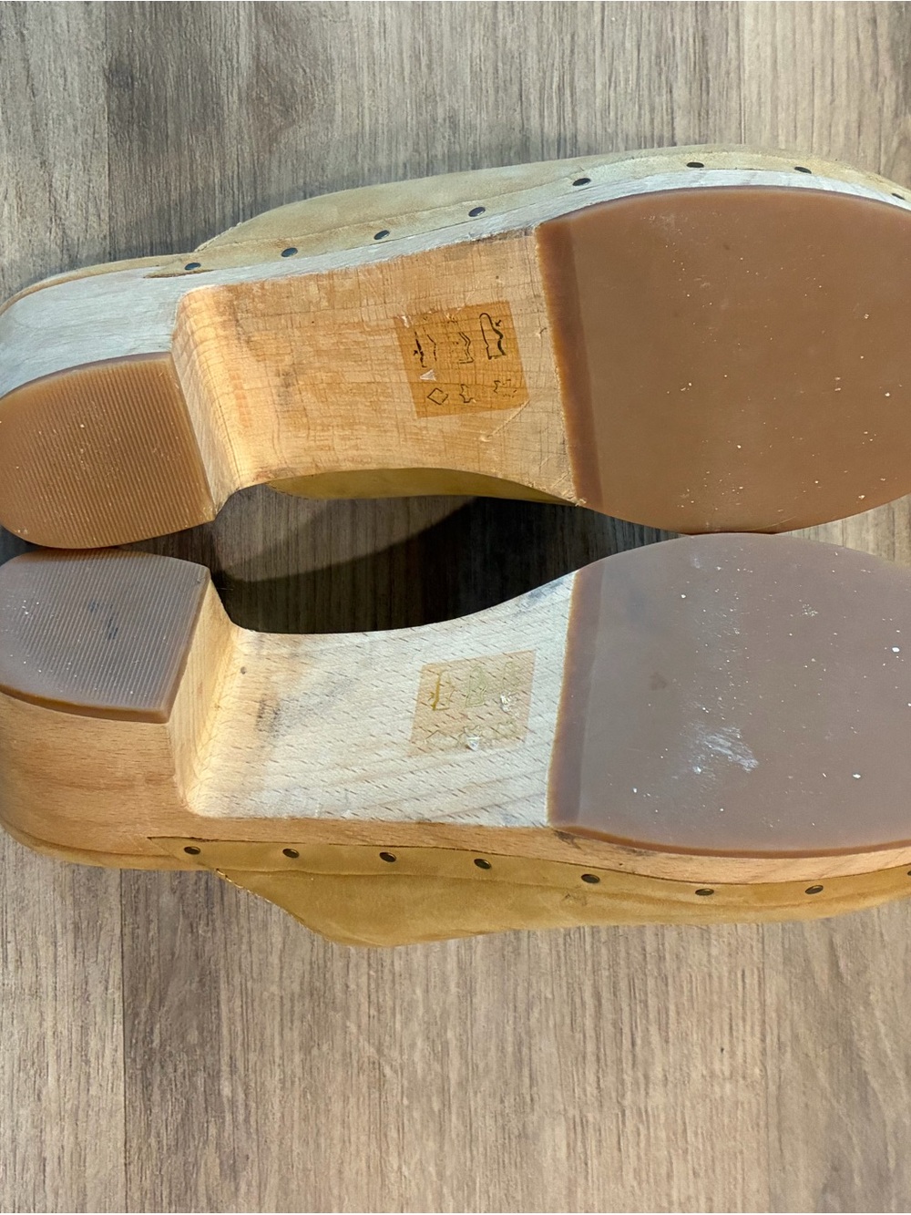 Madewell Mustard Leather Studded Clog Mules - Picture 5 of 6